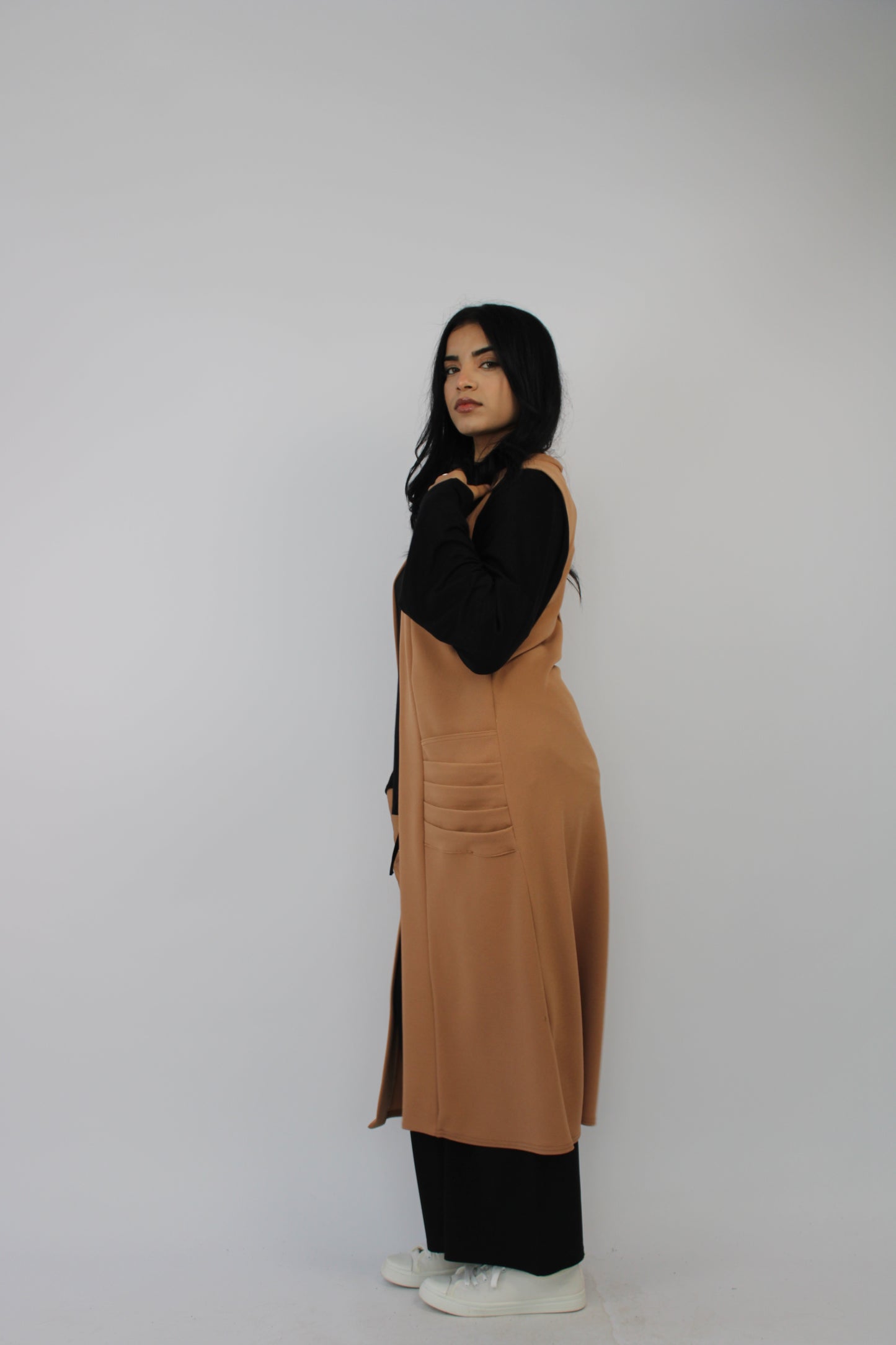 CAMEL SLEEVELESS PLEATED POCKET LONG CARDIGAN