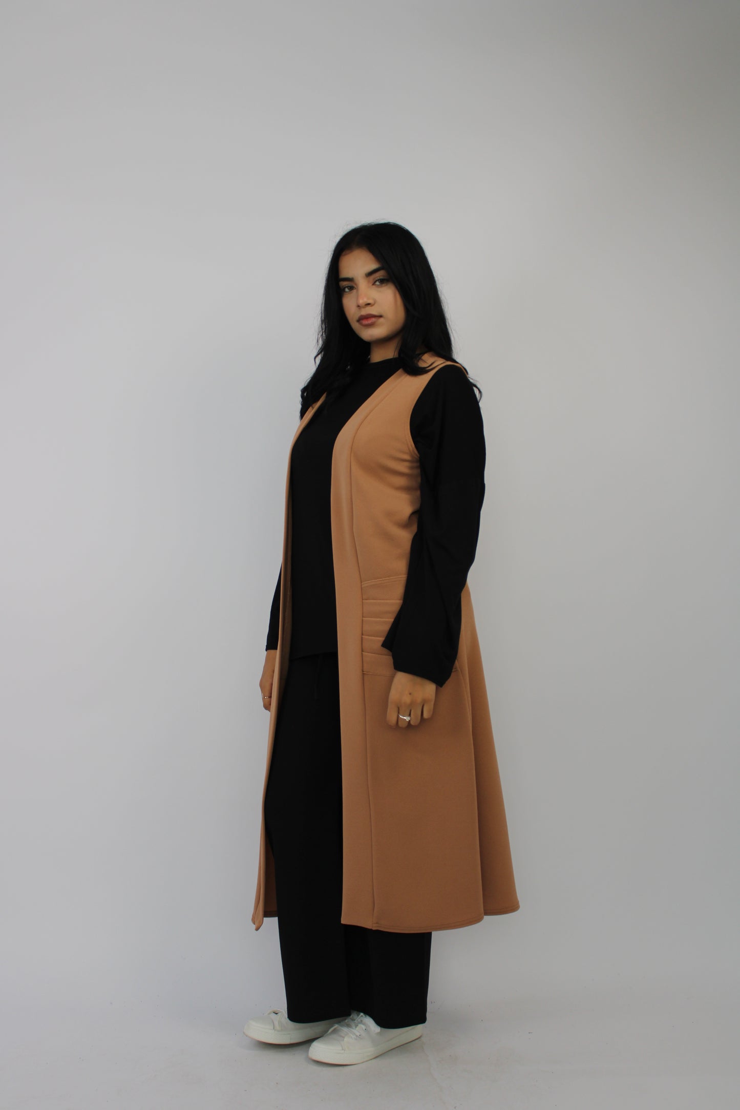 CAMEL SLEEVELESS PLEATED POCKET LONG CARDIGAN
