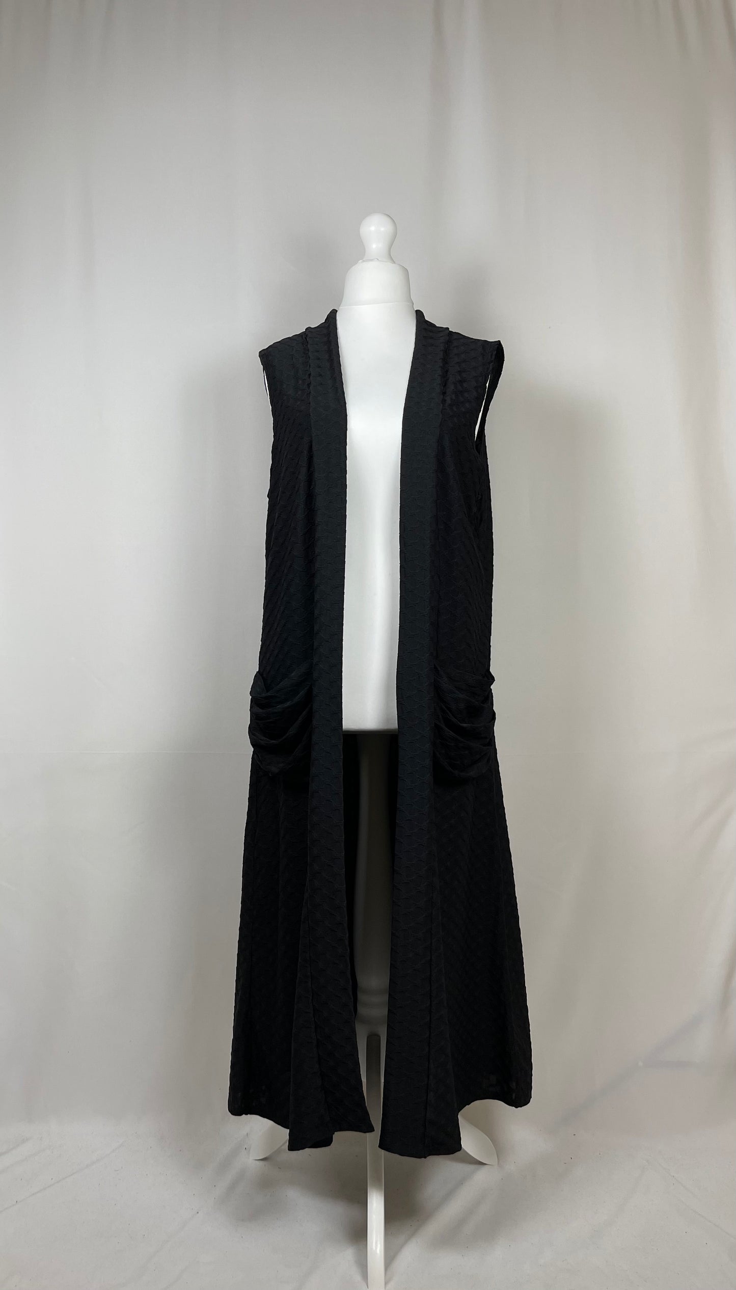 BLACK DETAILED SLEEVELESS PLATED POCKET LONG CARDIGAN